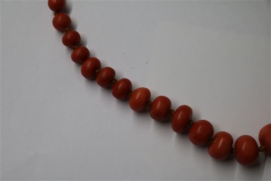 A single strand graduated coral bead necklace, gross weight 54 grams, 40cm.